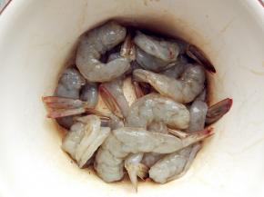 用少许盐，料酒，生抽，糖抓匀，腌制一会儿