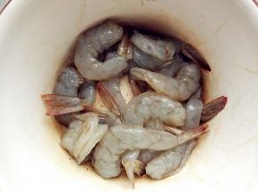 用少许盐，料酒，生抽，糖抓匀，腌制一会儿