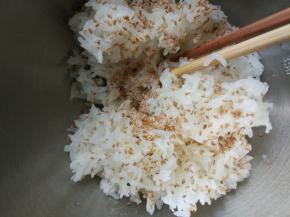 米饭加少许寿司醋，芝麻和芝麻油，拌匀