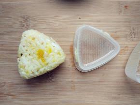 填入模具，压实后取出