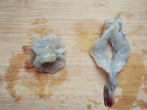 将腌好的虾在中间，如图剖一个洞，头尾不要切断