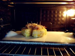 入烤箱中上层，上下火180度烤10-15分钟，具体时间要根据虾的大小和实际炉温酌情增减