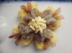 摆在饭团上，或者摆在烤盘里都可以，中间撒少许奶酪碎