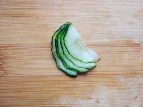 烤的同时，将黄瓜切成如图的花刀