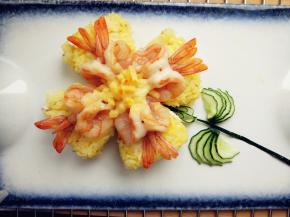 烤好后取出，将沙拉酱或千岛酱装入剪口裱花袋，挤上酱汁，再用黄瓜摆好叶子和花茎即可