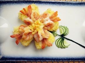 烤好后取出，将沙拉酱或千岛酱装入剪口裱花袋，挤上酱汁，再用黄瓜摆好叶子和花茎即可