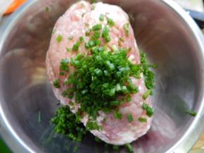 买好的现成的猪肉馅 加入小葱