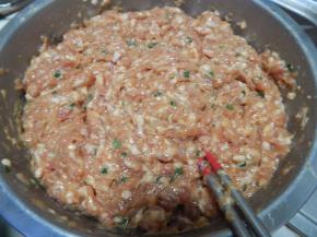 顺时针搅拌均匀，腌两小时