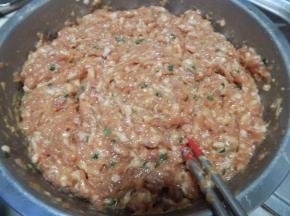 顺时针搅拌均匀，腌两小时