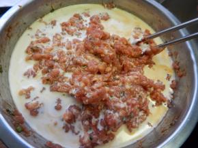 搅拌均匀加入50克淀粉和100克水搅拌好的湿淀粉