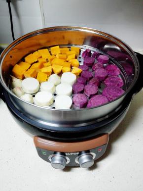 放入煎烤机中，隔水蒸，中火水开，转中小火，时间一共约20分钟