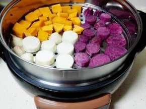 放入煎烤机中，隔水蒸，中火水开，转中小火，时间一共约20分钟