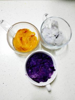 蒸好的南瓜，紫薯，芋头，分别放入保鲜袋，用擀面杖压成泥状