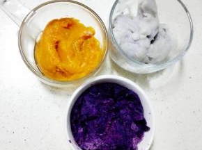 蒸好的南瓜，紫薯，芋头，分别放入保鲜袋，用擀面杖压成泥状