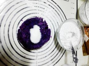 紫薯泥内加10克细砂糖，拌匀后，再加玉米淀粉50克，揉成团