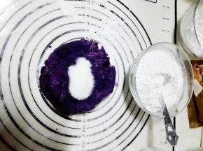 紫薯泥内加10克细砂糖，拌匀后，再加玉米淀粉50克，揉成团