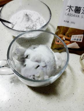 芋头泥内加20克细砂糖，拌匀后，再加玉米淀粉100克，揉成团