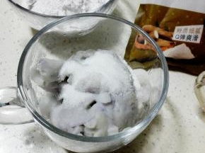 芋头泥内加20克细砂糖，拌匀后，再加玉米淀粉100克，揉成团