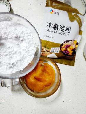 南瓜泥内加10克细砂糖，拌匀后，在加玉米淀粉220克，揉成团