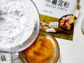 南瓜泥内加10克细砂糖，拌匀后，在加玉米淀粉220克，揉成团