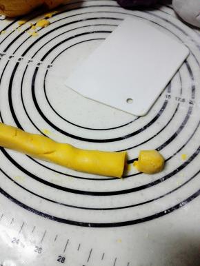 分别将面团，搓成长条状