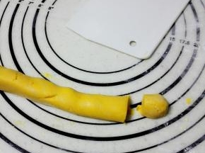 分别将面团，搓成长条状