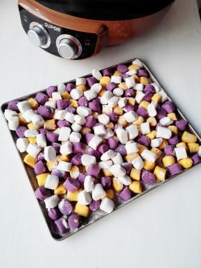 用刮刀切成小丁，放入撒了面粉的盘子内，防粘备用