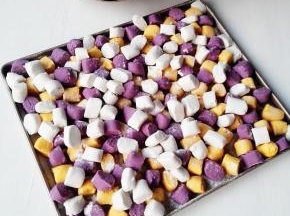 用刮刀切成小丁，放入撒了面粉的盘子内，防粘备用