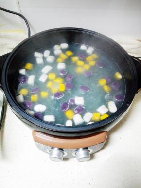 煎烤机内放入适量清水，放入少量三色芋圆，大火煮开后，转中小火煮5分钟，捞出过凉开水备用