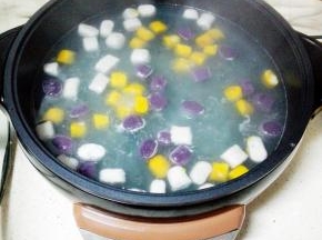 煎烤机内放入适量清水，放入少量三色芋圆，大火煮开后，转中小火煮5分钟，捞出过凉开水备用