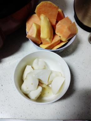 将红薯和芋头分别洗净，去皮，切小块