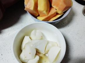 将红薯和芋头分别洗净，去皮，切小块