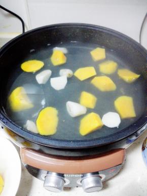 放入煎烤机中，大火煮开，转中火煮5分钟