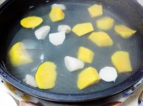 放入煎烤机中，大火煮开，转中火煮5分钟