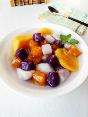 和之前的三色芋圆一起装碗食用，芋圆很Q弹