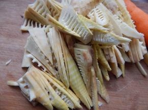 笋及胡萝卜去皮切好