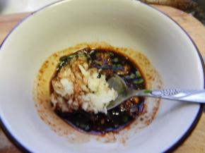 加入蒜泥加入黄豆酱