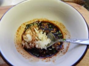 加入蒜泥加入黄豆酱