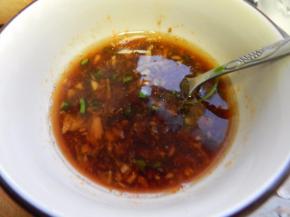 加入盐及水搅拌均匀