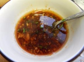 加入盐及水搅拌均匀