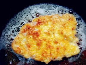 一面煎熟后，翻面，煎至两面金黄即可