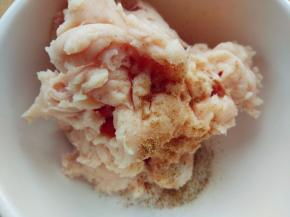 从破壁机中取出肉蓉，加盐、胡椒粉、十三香、鸡蛋、玉米淀粉和少许油，搅匀