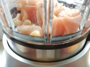 鸡胸肉洗净，切大块，放入破壁机或料理机中，选择搅拌程序，打成细腻的肉蓉