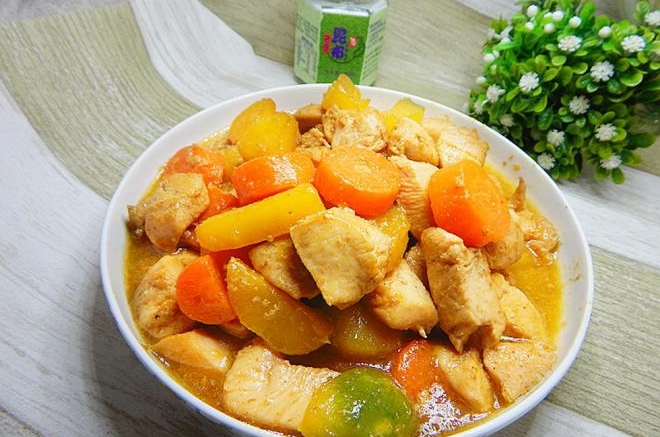 胡萝卜土豆烧鸡丁