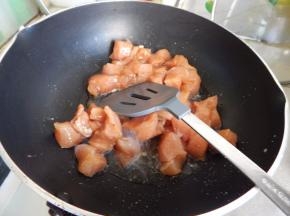 锅里加入油加入鸡丁