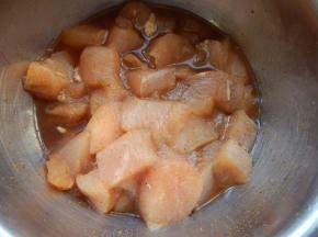 鸡肉切丁加入料酒，生抽五香粉抓交