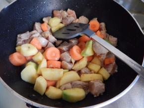 在加入胡萝卜炒匀