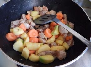 在加入胡萝卜炒匀