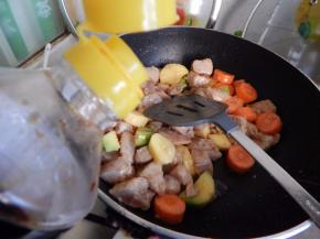 炒匀炒散后加入生抽