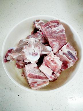 羊蝎子净泡半小时，泡出血水，期间换几次水